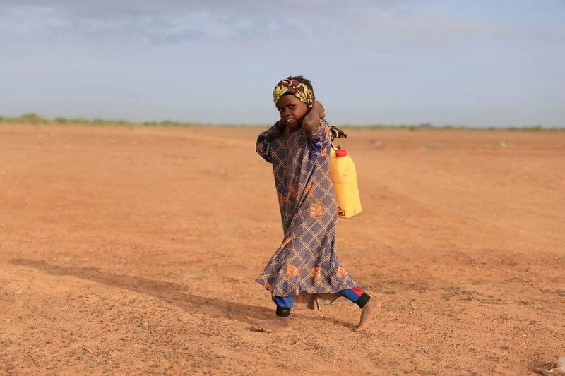 Một cô gái mang thùng nước tại trại Higlo dành cho những người phải di dời trong nước do hạn hán ở thị trấn Gode, vùng Somali, Ethiopia, ngày 27/4/2022. Ảnh: REUTERS