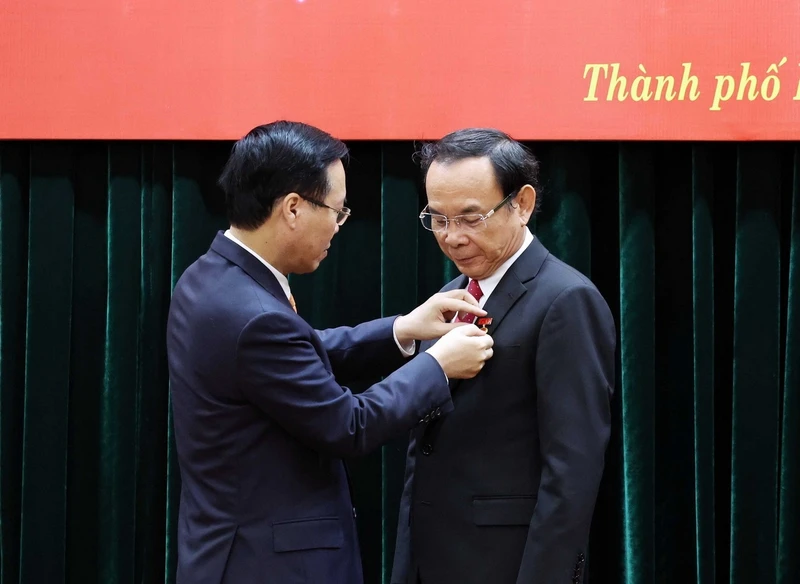 Chủ tịch nước Võ Văn Thưởng trao tặng Huy hiệu 45 năm tuổi Đảng cho đồng chí Nguyễn Văn Nên, Bí thư Thành ủy TP Hồ Chí Minh. Ảnh: TTXVN 