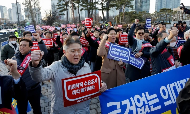 Các bác sĩ Hàn Quốc biểu tình trước phủ tổng thống ở Seoul hôm 25/2. Ảnh: Reuters
