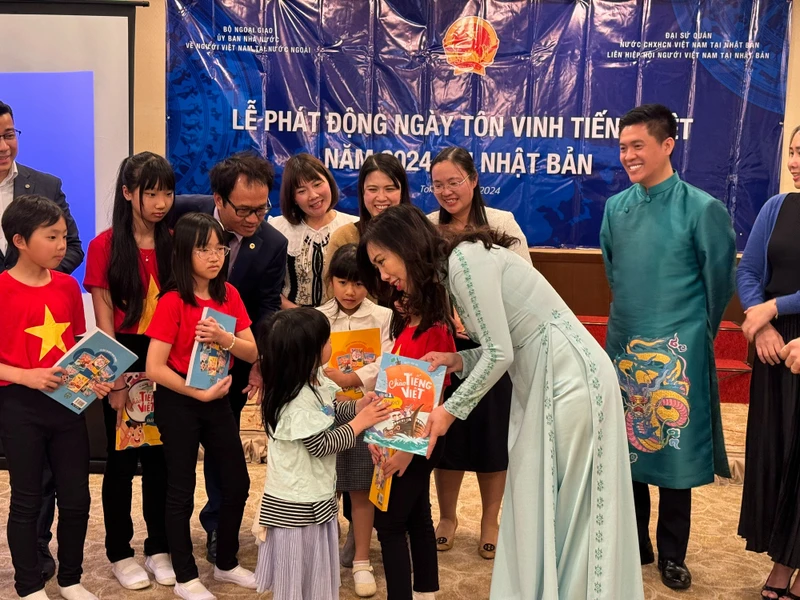 Thứ trưởng Bộ Ngoại giao Lê Thị Thu Hằng, Chủ nhiệm Ủy ban Nhà nước về NVNONN tặng sách tiếng Việt cho các em nhỏ tại Nhật Bản. Ảnh: VGP