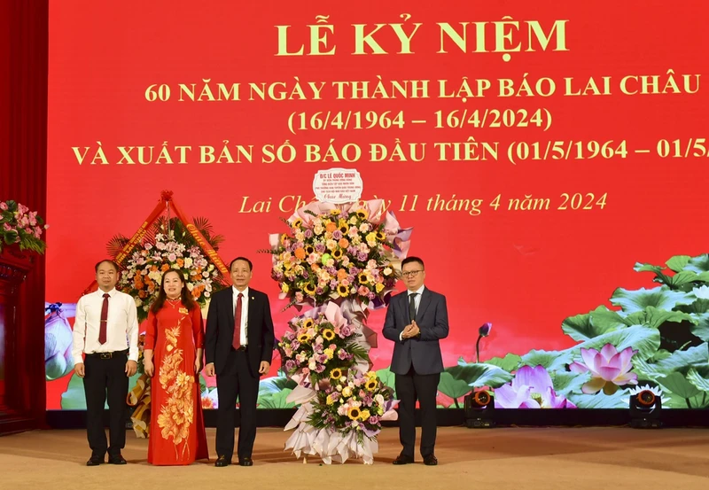 Đồng chí Lê Quốc Minh, Ủy viên Trung ương Đảng, Tổng Biên tập Báo Nhân Dân, Phó Trưởng Ban Tuyên giáo Trung ương, Chủ tịch Hội Nhà báo Việt Nam tặng hoa chúc mừng Báo Lai Châu.