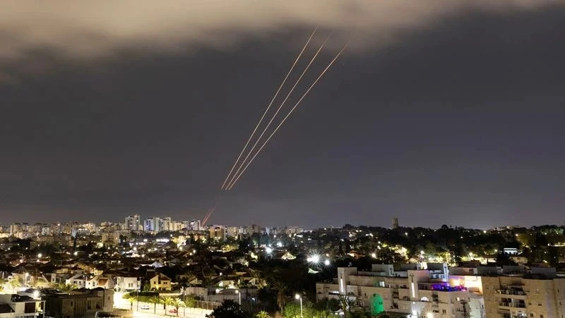 Hệ thống chống tên lửa của Israel kích hoạt phản ứng sau khi Iran phóng máy bay không người lái và tên lửa về phía Israel, nhìn từ Ashkelon, Israel, ngày 14/4/2024. (Ảnh: Reuters)