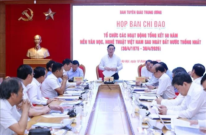 Cuộc họp Ban Chỉ đạo tổ chức các hoạt động tổng kết 50 năm nền văn học, nghệ thuật Việt Nam sau ngày đất nước thống nhất. Ảnh: TTXVN