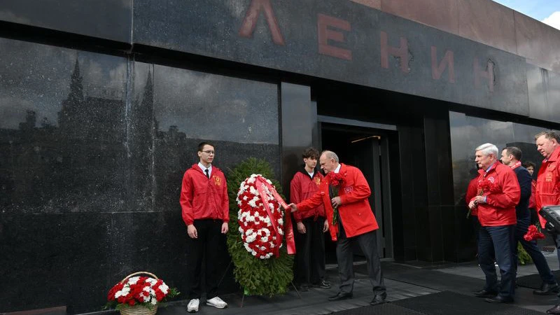 Lãnh đạo Đảng Cộng sản Liên bang Nga đặt hoa tại Lăng V.I.Lenin. (Ảnh: KPRF.RU)