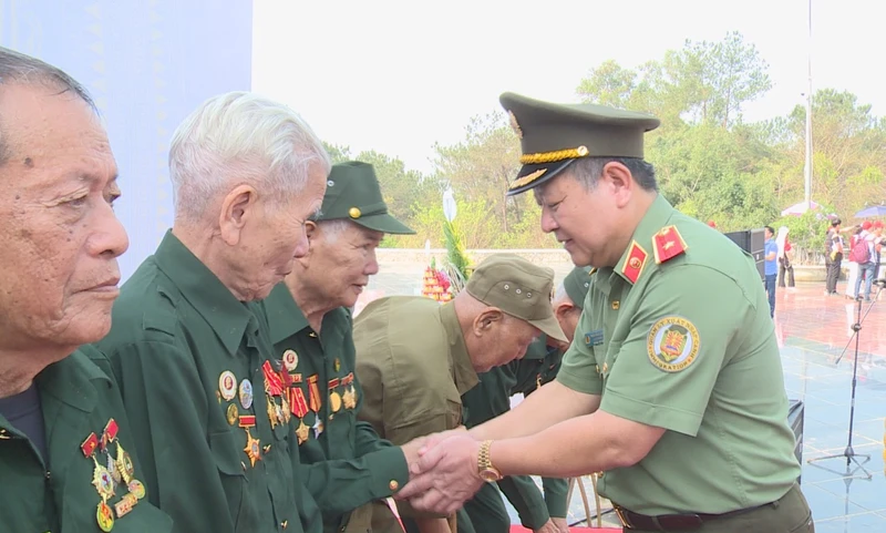 Đồng chí Thiếu tướng Phạm Đăng Khoa, Cục trưởng Cục Quản lý xuất nhập cảnh Bộ Công an tặng quà cho các Chiến sĩ Điện Biên