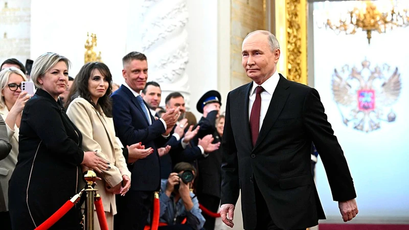 Tổng thống Putin tiến vào buổi lễ nhậm chức trong tiếng vỗ tay chào đón của các đại biểu. (Ảnh: KREMLIN.RU)