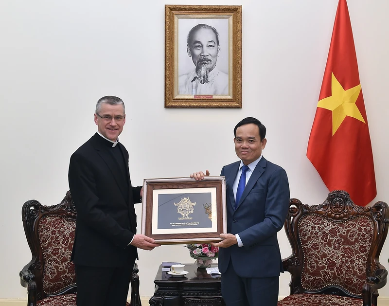 Phó Thủ tướng Trần Lưu Quang và Thứ trưởng Ngoại giao Tòa thánh Vatican, Đức ông Miroslaw Wachowski. Ảnh: VGP