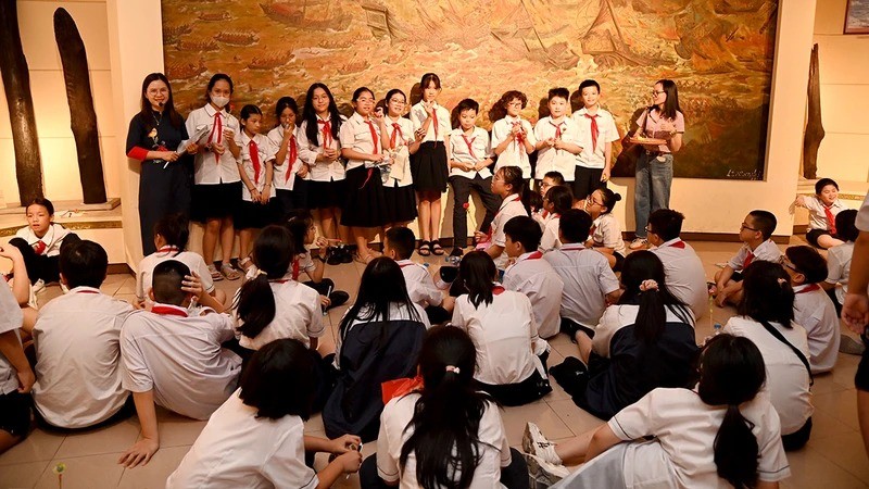 Học sinh tham gia “Giờ học lịch sử” tại Bảo tàng Lịch sử quốc gia. Ảnh: Thư Minh