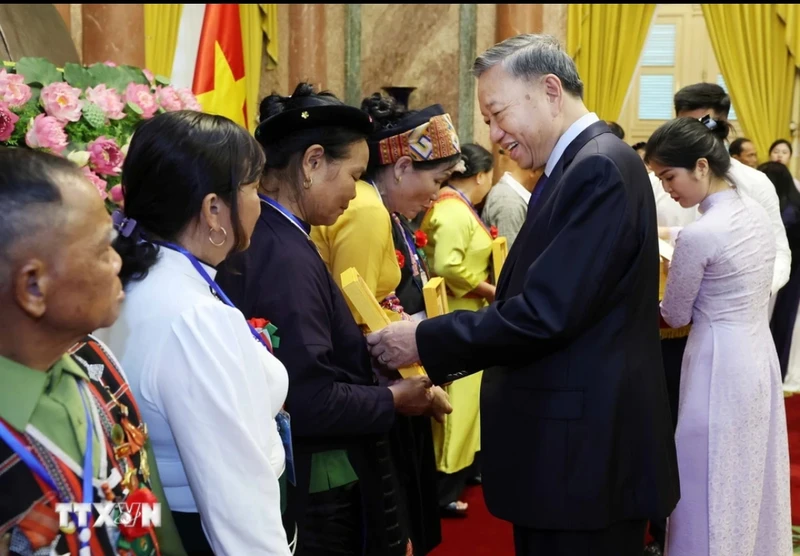 Chủ tịch nước Tô Lâm tặng quà các đại biểu. Ảnh: TTXVN