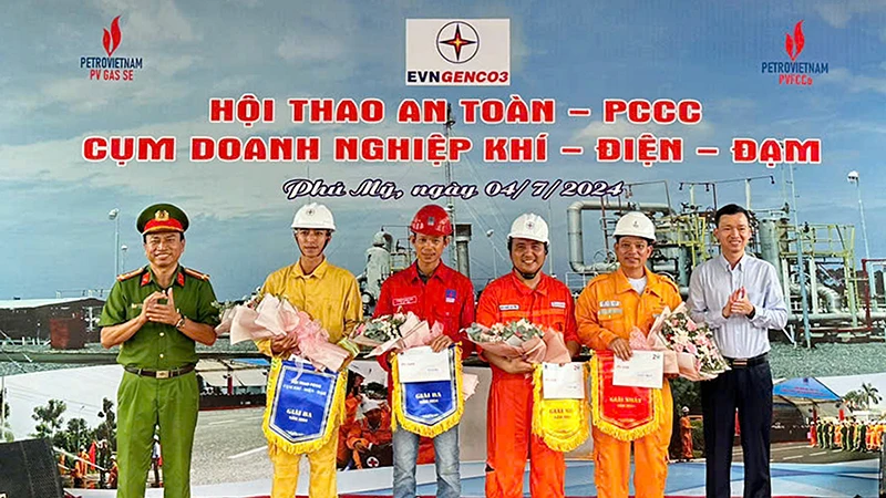 Trao giải Hội thao An toàn-Phòng cháy, chữa cháy Cụm doanh nghiệp Khí-Điện-Đạm năm 2024.