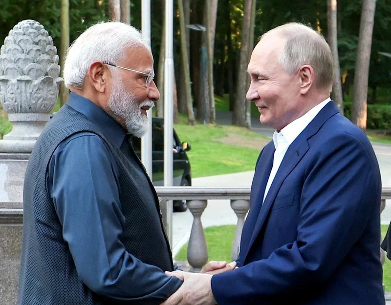 Thủ tướng Ấn Độ Narendra Modi (trái) và Tổng thống Nga Vladimir Putin tại cuộc gặp ở Moskva ngày 8/7. (Ảnh: ANI/TTXVN)