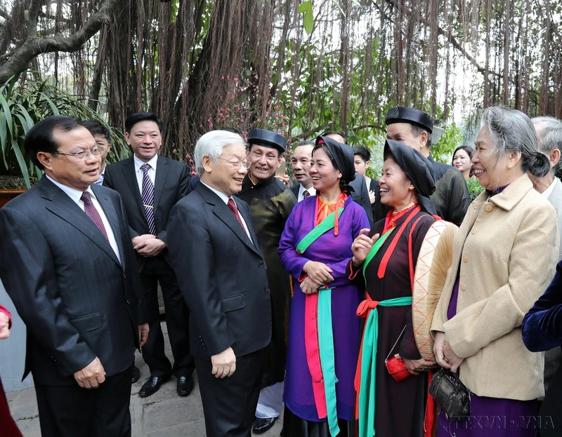 Tổng Bí thư Nguyễn Phú Trọng thăm hỏi, chúc Tết nhân dân Thủ đô Hà Nội đang vui xuân bên Đền Ngọc Sơn. Ảnh: Trí Dũng-TTXVN