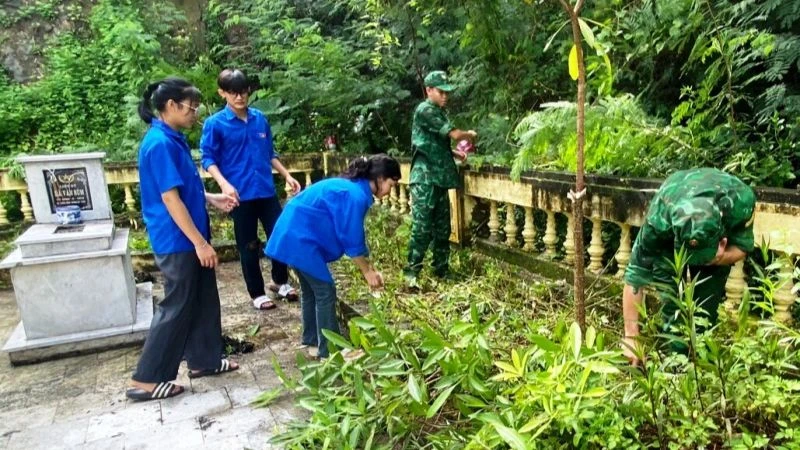 Thanh niên cùng Bộ đội Biên phòng chăm sóc, chỉnh trang Khu tưởng niệm, tri ân liệt sĩ ở huyện Mường Lát.