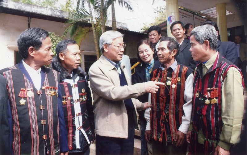 Tổng Bí thư Nguyễn Phú Trọng (năm 2010 là Chủ tịch Quốc hội) thăm hỏi, chuyện trò với đồng bào Pa Cô, Vân Kiều ở huyện Hướng Hóa (Quảng Trị). Ảnh: Báo Công an nhân dân