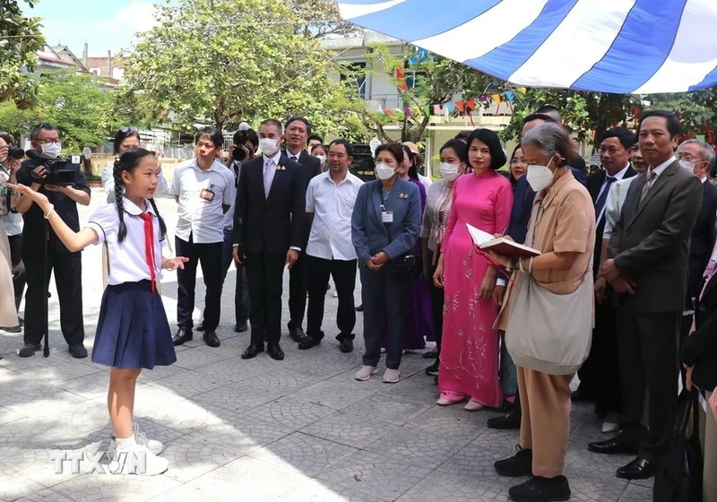 Công chúa Maha Chakri Sirindhorn lắng nghe học sinh trường Tiểu học Nguyễn Tất Thành giới thiệu về cách trồng rau. (Ảnh: Thanh Thủy/TTXVN)