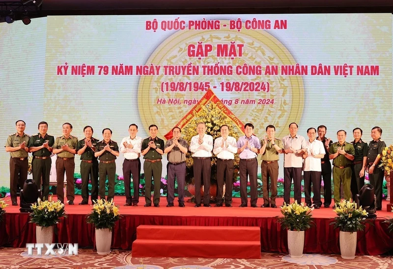 Tổng Bí thư, Chủ tịch nước Tô Lâm cùng các lãnh đạo Đảng, Nhà nước dự gặp mặt nhân Kỷ niệm 79 năm Ngày truyền thống Công an nhân dân. (Ảnh: Trí Dũng/TTXVN)