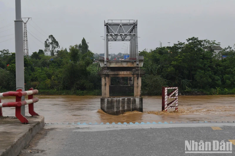 Cầu Phong Châu (Phú Thọ) bị sập, sáng 9/9. (Ảnh: THÀNH ĐẠT)