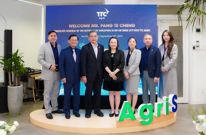 Chủ tịch TTC AgriS bà Đặng Huỳnh Ức My (thứ 4 từ trái qua) cùng Tổng Lãnh sự Cộng hòa Singapore ông Pang Te Cheng (thứ 3 từ trái qua) và các nhân sự cấp cao của TTC AgriS tại buổi gặp gỡ ngày 30/9/2024, trao đổi việc tăng cường hợp tác trong lĩnh vực nông nghiệp bền vững