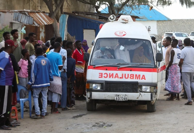 Hiện trường sau một vụ khủng bố tại Somalia. Ảnh: Reuters