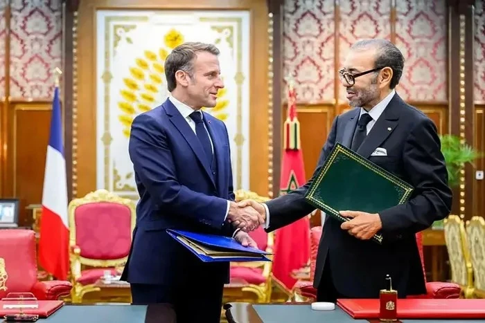 Quốc vương Maroc Mohammed VI và Tổng thống Pháp Emmanuel Macron trong buổi lễ ký kết thỏa thuận tại Cung điện Hoàng gia ở thủ đô Rabat ngày 28/10. (Nguồn: Reuters)