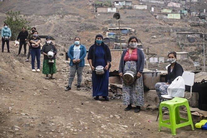 Người dân gặp khó khăn do ảnh hưởng của dịch Covid-19 xếp hàng chờ nhận lương thực cứu trợ ở ngoại ô thủ đô Lima, Peru ngày 28/5/2020. (Ảnh: AFP/TTXVN)