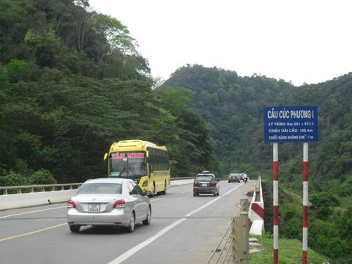 Đường Hồ Chí Minh đoạn qua Vườn Quốc gia Cúc Phương. (Ảnh: TTXVN)