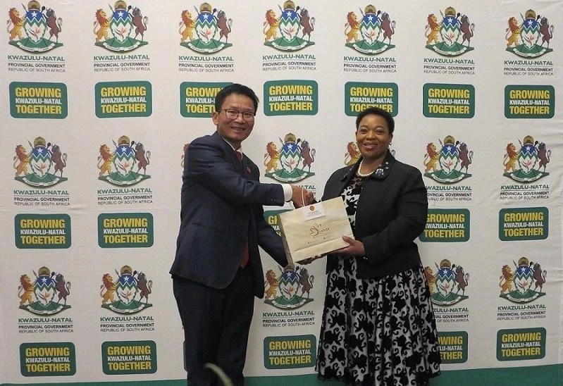 Đại sứ Hoàng Văn Lợi tặng quà kỷ niệm bà Nomusa Dube-Ncube, Thủ hiến tỉnh KwaZulu-Natal. (Ảnh: baoquocte.vn)