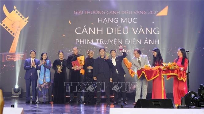 Phó Thủ tướng Vũ Đức Đam trao giải Cánh Diều Vàng hạng mục Phim truyện điện ảnh. (Ảnh Đặng Tuấn/TTXVN)