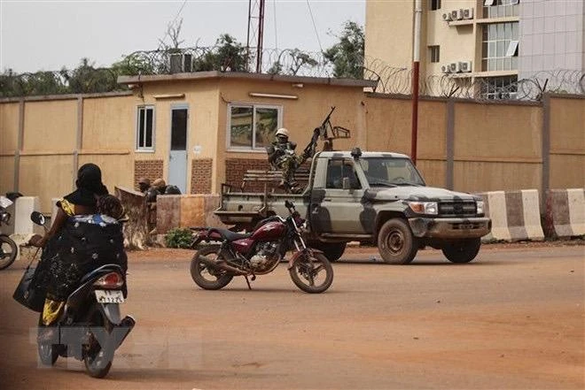 Binh sĩ Burkina Faso được triển khai trên đường phố thủ đô Ouagadougou khi lệnh giới nghiêm được ban bố, ngày 30/9/2022. (Ảnh: AFP/TTXVN)