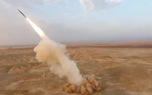 Iran phóng tên lửa đạn đạo từ dưới lòng đất. (Nguồn: Twitter/Vietnam+)
