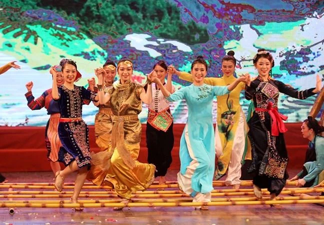 Chương trình biểu diễn nghệ thuật "Đêm Gala Việt Nam - Thái Lan: 45 năm hữu nghị" nhân kỷ niệm 45 năm ngày thiết lập ngoại giao Việt Nam-Thái Lan. (Ảnh: toquoc.vn) 