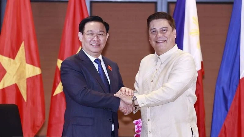 Chủ tịch Thượng viện Philippines Juan Miguel Zubiri và Chủ tịch Quốc hội Vương Đình Huệ tại hội đàm. (Ảnh: Doãn Tấn/TTXVN)