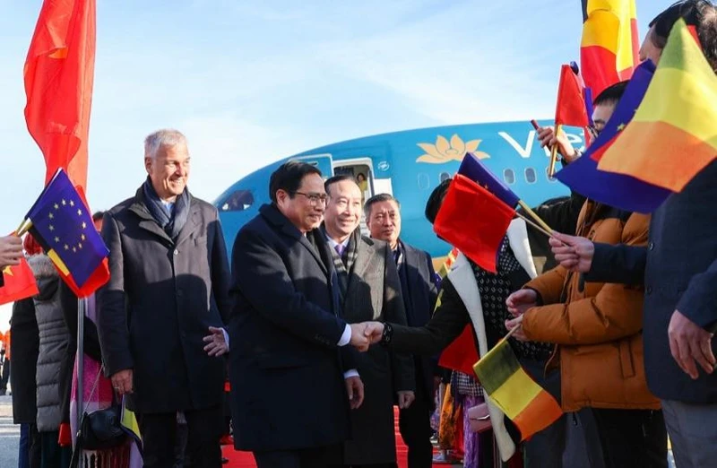 Thủ tướng Chính phủ Phạm Minh Chính đến sân bay quân sự Melsbroek. (Ảnh: Nhật Bắc)