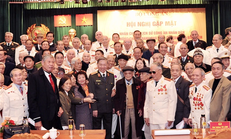 Đại tướng Tô Lâm cùng các đại biểu dự buổi gặp mặt. (Ảnh: bocongan.gov.vn) 