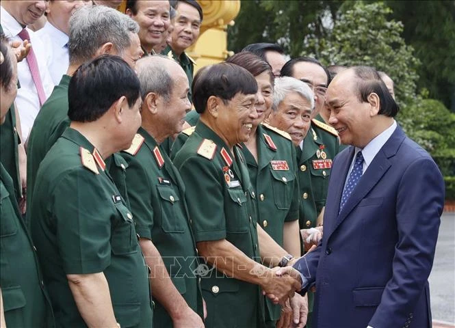 Chủ tịch nước Nguyễn Xuân Phúc với các đại biểu Ban liên lạc Hội Cựu chiến binh toàn quốc mặt trận Vị Xuyên-Hà Tuyên. (Ảnh: Thống Nhất/TTXVN)
