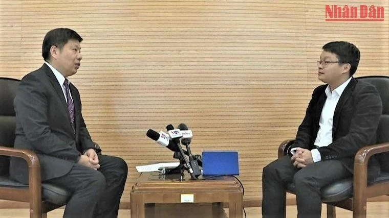 Ông Hứa Lợi Bình (trái) trả lời phỏng vấn của phóng viên Báo Nhân Dân thường trú tại Trung Quốc, tháng 10/2022.