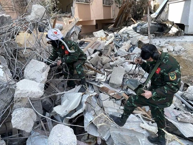 Lực lượng cứu hộ, cứu nạn Quân đội nhân dân Việt Nam bắt đầu tìm kiếm, cứu trợ các nạn nhân trong trận động đất tại tỉnh Hatay, Thổ Nhĩ Kỳ. (Ảnh: Văn Hiếu/TTXVN)