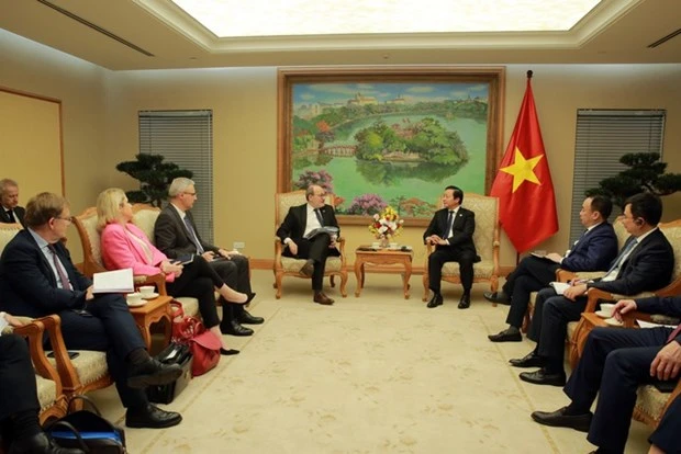 Phó Thủ tướng Trần Hồng Hà trao đổi với ông Remy Rioux - Tổng Giám đốc Cơ quan Phát triển Pháp về những vấn đề đặt ra trong quá trình chuyển dịch năng lượng ở Việt Nam (Ảnh: VGP)