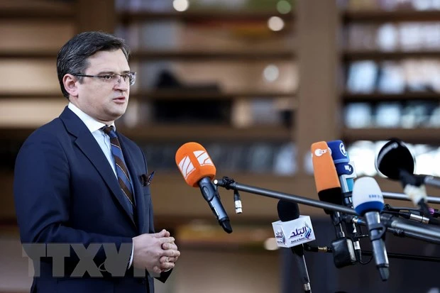 Ngoại trưởng Ngoại giao Ukraine Dmytro Kuleba phát biểu với báo giới tại Brussels, Bỉ. (Ảnh: AFP/TTXVN)
