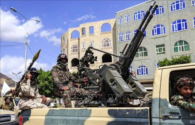 Các tay súng trung thành với Phong trào Houthi diễu binh trên đường phố thủ đô Sanaa, Yemen. (Ảnh tư liệu: AFP/TTXVN)