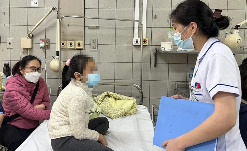 Học sinh Trường Tiểu học Kim Giang được chăm sóc tại Bệnh viện Bạch Mai. (Ảnh: hanoimoi.com.vn)