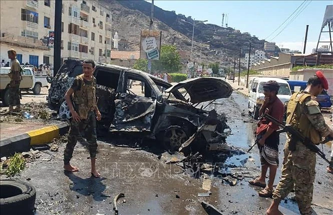 Lực lượng an ninh Yemen gác tại hiện trường vụ đánh bom xe ở Aden, Yemen, ngày 10/10/2021. (Ảnh: AFP/TTXVN)