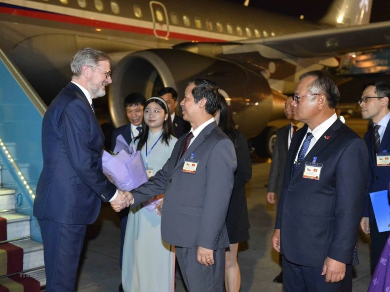 Bộ trưởng Giáo dục và Đào tạo Nguyễn Kim Sơn đón Thủ tướng Séc Petr Fiala tại Sân bay quốc tế Nội Bài. (Ảnh: Minh Đức/TTXVN) 