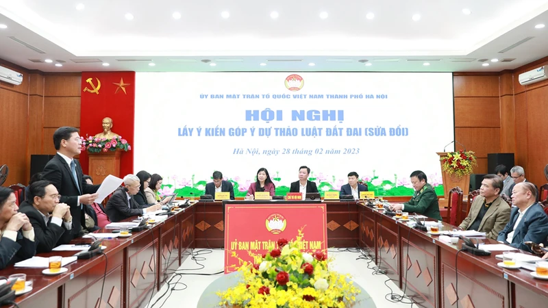 Ủy ban Mặt trận Tổ quốc Việt Nam thành phố Hà Nội tổ chức hội nghị lấy ý kiến góp ý dự thảo Luật Đất đai (sửa đổi). (Ảnh: /mttqhanoi.org.vn)