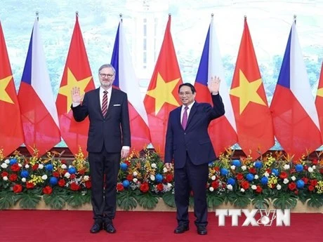 Thủ tướng Phạm Minh Chính và Thủ tướng Cộng hòa Séc Petr Fiala chụp ảnh chung. (Ảnh: TTXVN)