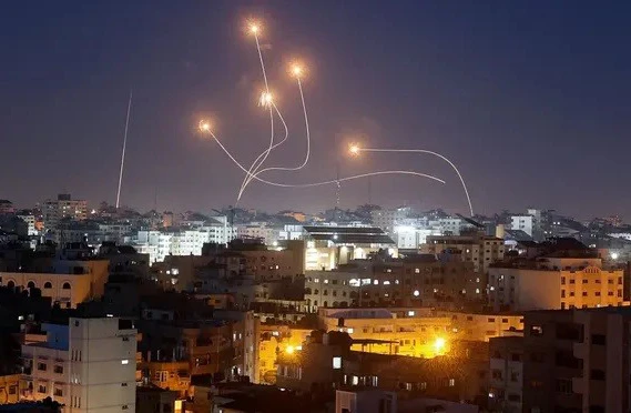 Hệ thống phòng không Vòm Sắt đánh chặn các đợt tấn công từ Dải Gaza vào Israel ngày 10/5. (Nguồn: AFP)