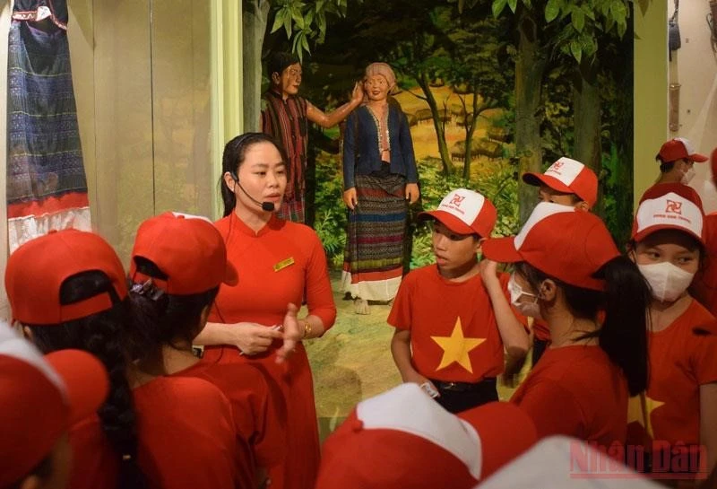 Học sinh thành phố Đồng Hới tham quan, tìm hiểu tại Bảo tàng Tổng hợp Quảng Bình.