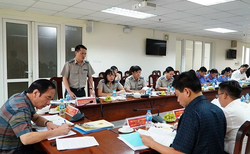 Đoàn giám sát của Ủy ban Trung ương MTTQ Việt Nam làm việc với Cục Thi hành án dân sự Thành phố Hồ Chí Minh về giải quyết, thu hồi tài sản bị thất thoát trong các vụ án hình sự về tham nhũng, kinh tế. (Ảnh CẨM TÚ)