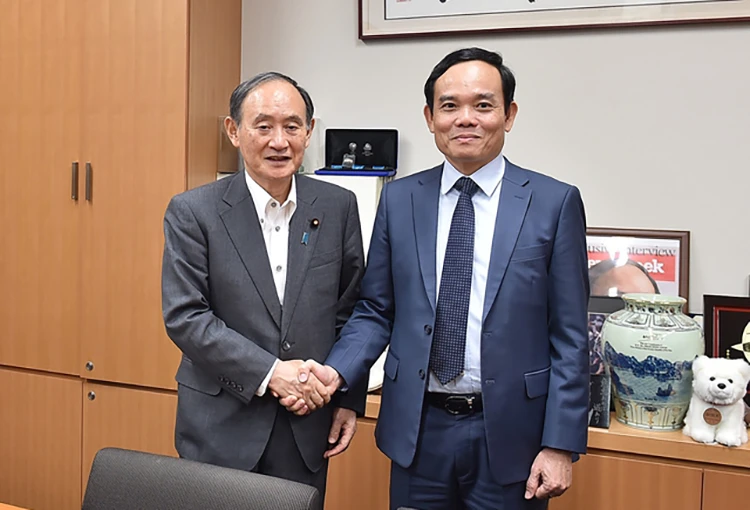 Phó Thủ tướng Chính phủ Trần Lưu Quang gặp nguyên Thủ tướng Nhật Bản Suga Yoshihide. (Ảnh: VGP/Hải Minh)
