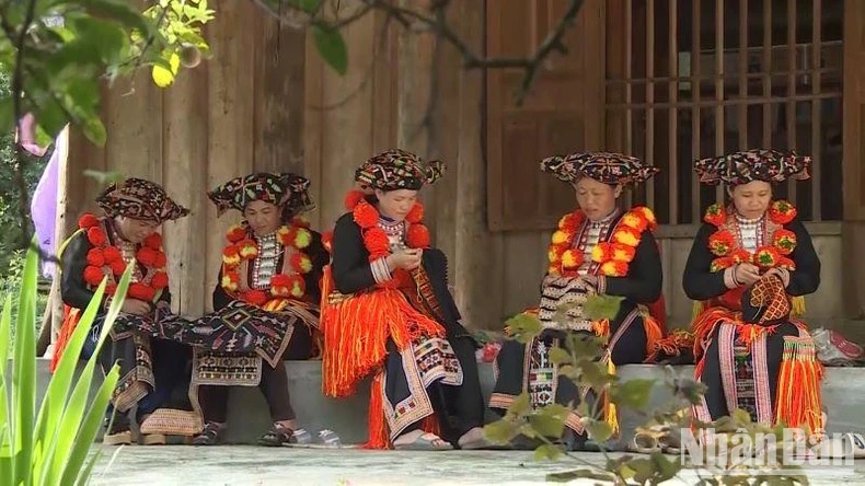 Phụ nữ dân tộc Dao đỏ ở Thổ Bình (Lâm Bình) thêu trang phục truyền thống.